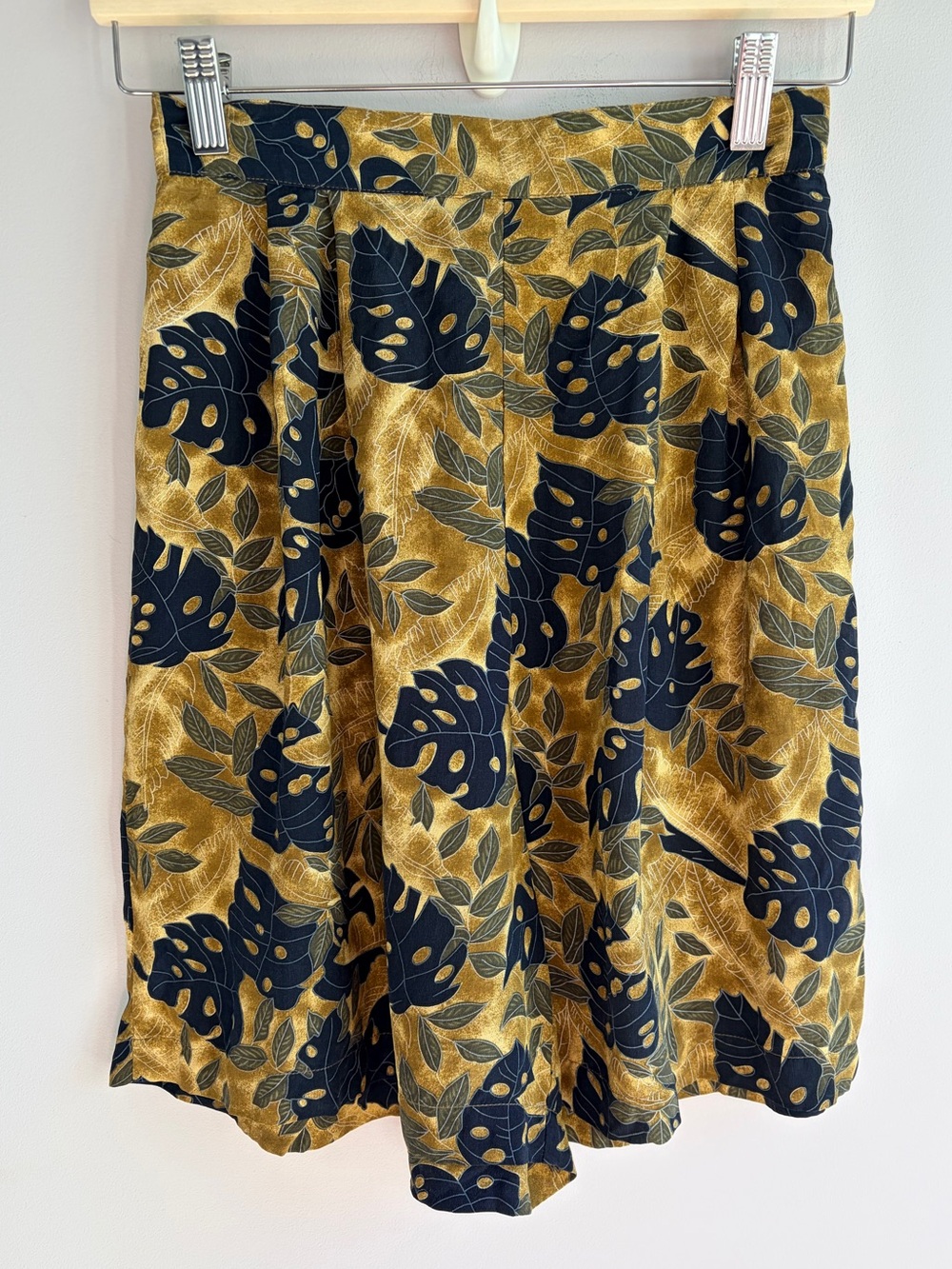 Vintage 100% Silk Pleat Fronted Bermuda Shorts Olive Navy Leaf Pattern 90s EUC S